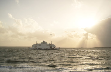 Obraz premium Ship on a sea during sunset