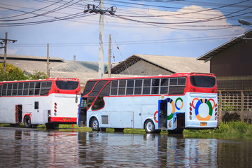 Fototapeta na wymiar The bus was parked on the street flooding