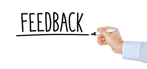 Hand mit Stift schreibt Feedback