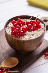 Oat flakes in bowl witn currant
