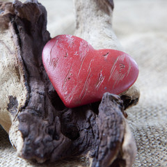 coeur sur fond de bois