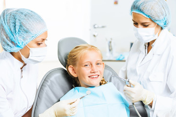 Obraz premium Dentist inspecting patient