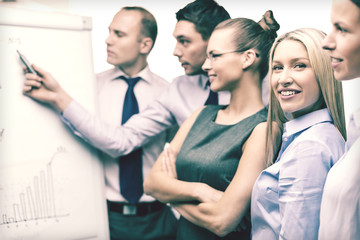 Obraz premium business team with flip board having discussion