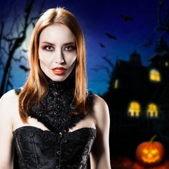 Vampir vor Halloweenhaus