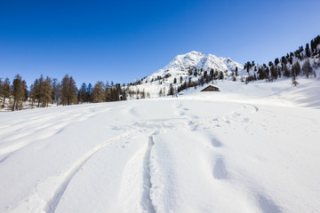 Fototapeta na wymiar Percorso su neve in montagna d'inverno