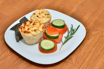 Маффины из мяса курицы с овощной нарезкой