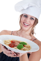 Köchin serviert Spaghetti Nahaufnahme