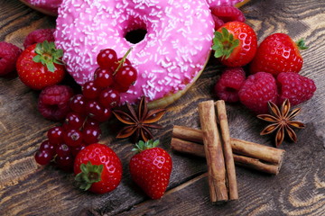 Ciambelle rosa con frutti rossi