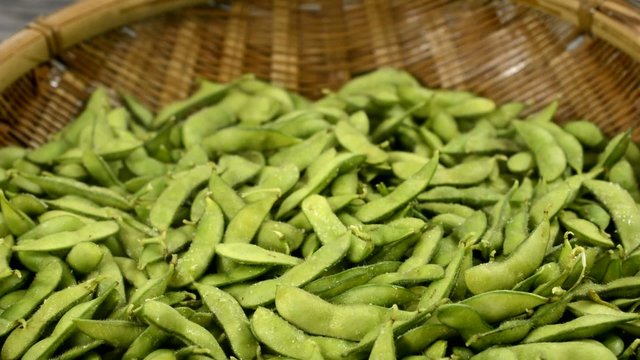 煮たばかりの湯気の出ている枝豆