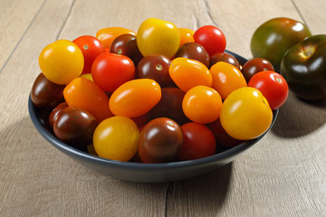 pomodori colorati con erbe fresche