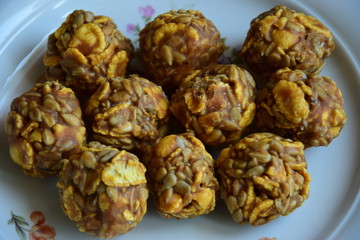 Round sweet specialities with flakes and caramel