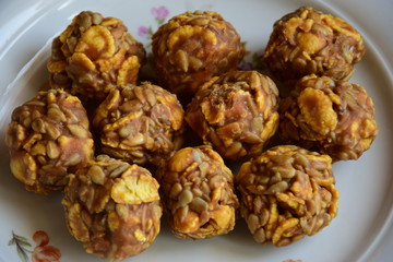 Round sweet specialities with flakes and caramel