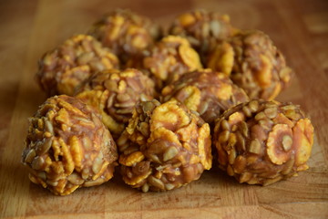 Round sweet specialities with flakes and caramel