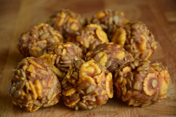 Round sweet specialities with flakes and caramel