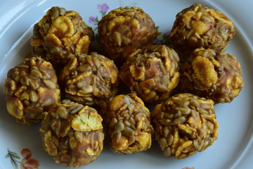 Round sweet specialities with flakes and caramel