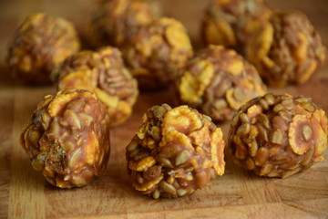 Round sweet specialities with flakes and caramel