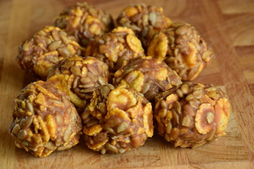 Round sweet specialities with flakes and caramel