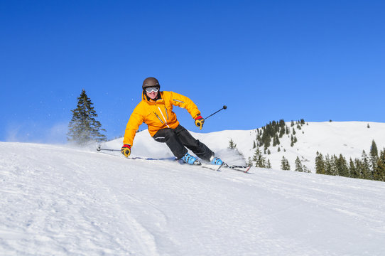 sportlich skifahren auf der Piste