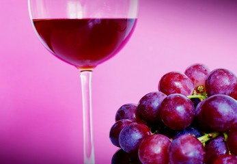 Rotwein und blaue Weintrauben