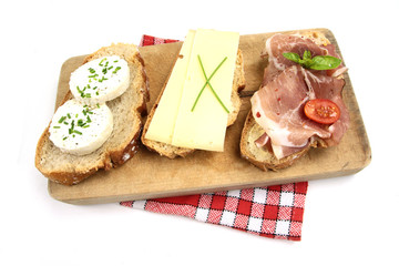 tartine de pain au fromage et jambon