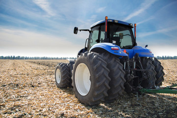 Obraz premium Tractor on field
