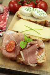 tartines de pain au fromage et jambon