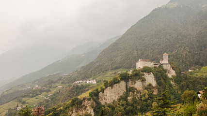 Fototapeta na wymiar Südtirol, vinschgau, Schloss Tirol, Brunnenburg, Italien