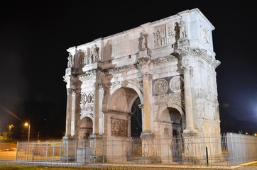 Fototapeta na wymiar Łuk triumfalny Konstantyna koło Coloseum w Rzymie nocą, Włochy