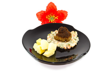 Frische Frikadelle mit Rahmgemüse und Salzkartoffel