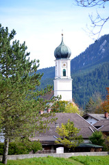 Dorfkirche in den Alpen