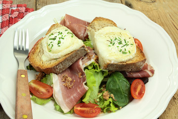 salade composée avec toast au chèvre