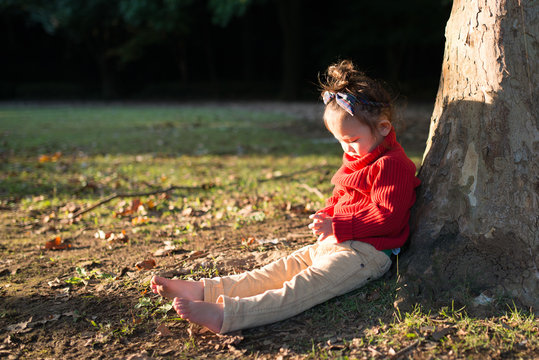 木陰に座る少女 Stock 写真 Adobe Stock