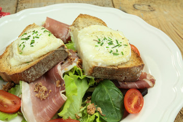 salade composée avec toast au chèvre