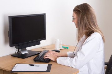 Fototapeta na wymiar young woman doctor using computer in office