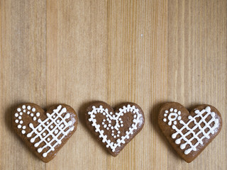 Three gingerbread hearts in a row
