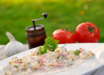 Tortellinisalat und Zutaten