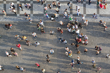 Obraz premium Turyści na Rynku Starego Miasta w Pradze