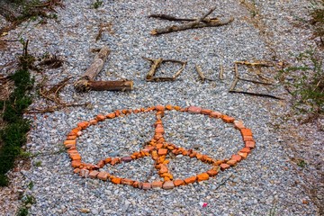 Liebe und Frieden symbolisch an der Isar in München
