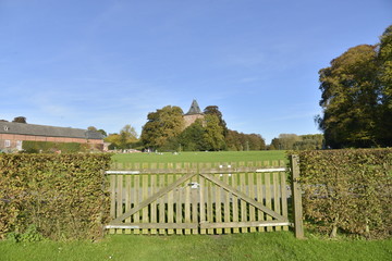 La barrière séparent la roseraie du reste du parc
