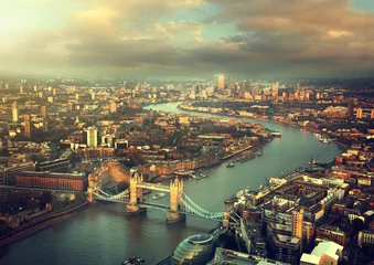 Poster Luchtfoto van Londen met Tower Bridge in zonsondergangtijd © Iakov Kalinin