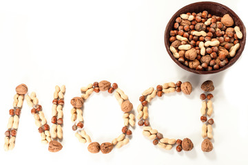 Scritta con varieta' di noci