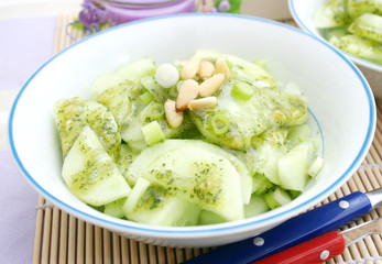 frischer Gurkensalat