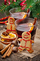 Warming mulled wine, spices and gingerbread cookie 