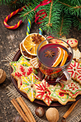 Obraz na płótnie Canvas Warming mulled wine, spices and gingerbread cookie 