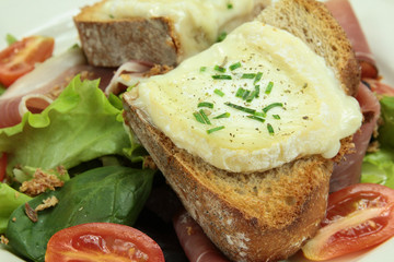 salade composée avec toast au chèvre