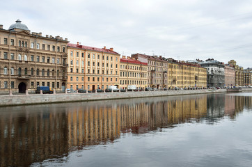 Fototapeta na wymiar Санкт-Петербург, набережная реки Фонтанки в пасмурную погоду