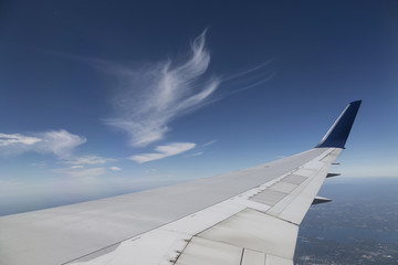Obraz premium The airplane descending over a blue ocean