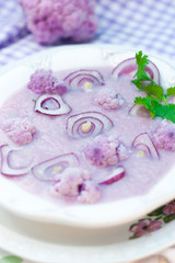 Zupa z fioletowa kalafiora