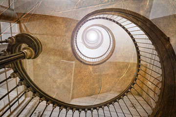 Klasyczne spiralne schody w stylu retro - obrazy, fototapety, plakaty