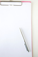 Naklejka premium white paper on clip board